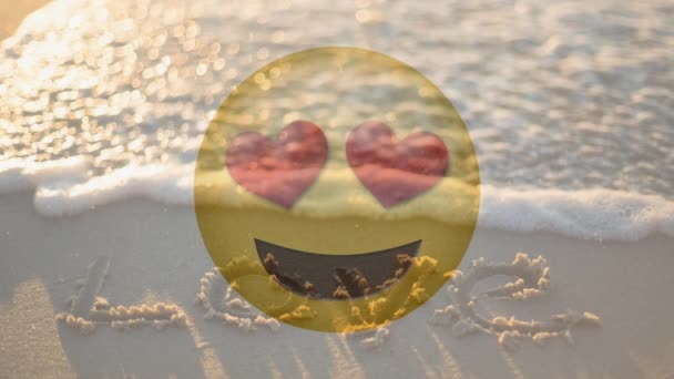 心と愛のバレンタイン日のビーチの砂に書いた幸せな笑みを浮かべて愛笑顔 — ストック動画