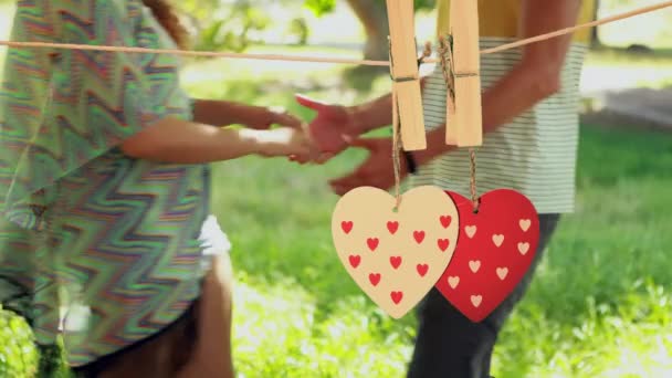 Çekici Çift Birbirlerine Kucaklayan Parkta Güneşli Bir Günde Çift Elele — Stok video