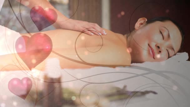 Femme Relaxante Tout Obtenant Massage Avec Des Cœurs Animés Retournant — Video