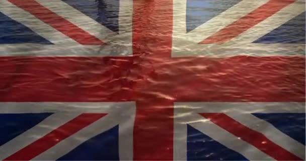 Цифровой Композитный Британский Флаг Мирной Сценой Протекания Воды Заднем Плане — стоковое видео
