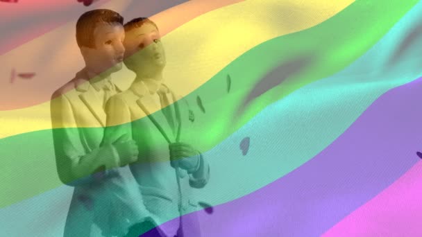 虹ゲイ Lgbt フラグと心の落下の下で寄り添う幸せなゲイ新郎カップルの像 — ストック動画