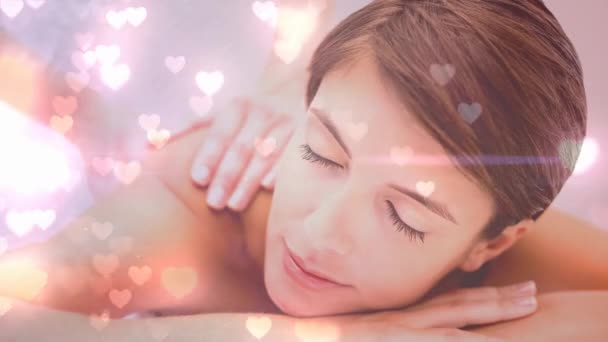 Composto Digital Mulher Relaxante Receber Uma Massagem Com Corações Animados — Vídeo de Stock