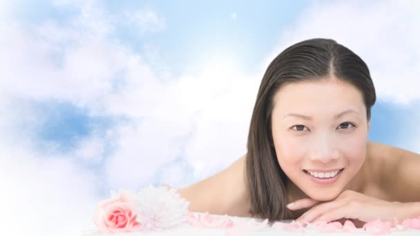 Composto Digital Mulher Bonita Desfrutando Spa Céu Nuvens Animadas Voando — Vídeo de Stock