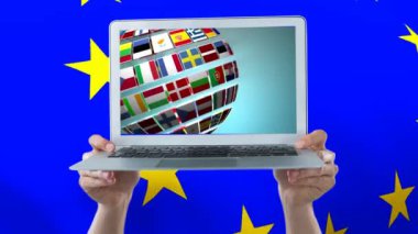 Laptop ile dünya tutarak el dijital bileşik iplik Avrupa Birliği bayrakları yaptı. Avrupa bayrak içinde belgili tanımlık geçmiş mavi gökyüzü bulutlu gün sallayarak.