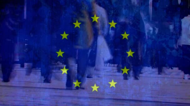 Europäische Flagge Mit Flecken Und Geschäftigen Menschen Auf Einer Überfüllten — Stockvideo