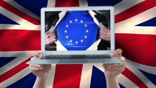 Две Руки Держат Ноутбук Человеком Показывающим Свою Рубашку Европейским Флагом — стоковое видео