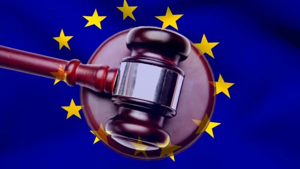 欧州連合および裁判官の小槌の旗のデジタル合成 テーブルの上に敷設裁判官小槌 — ストック動画