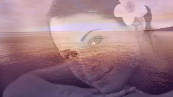 一个轻松的微笑的妇女的肖像与花在她的头发和海风景情人节 — 图库视频影像