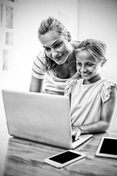 Close Mãe Ajudando Filha Uso Laptop Casa — Fotografia de Stock