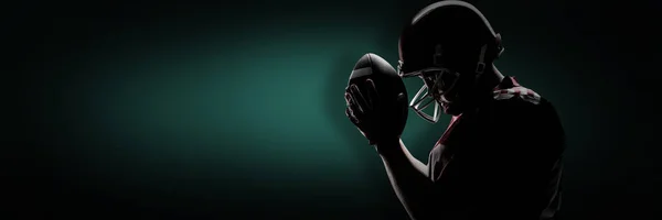 Американский Футболист Стоит Регбийным Шлемом Мячом Зеленом Фоне Виньеткой — стоковое фото