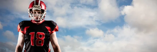 American Football Spieler Steht Mit Helm Vor Blauem Himmel Mit — Stockfoto