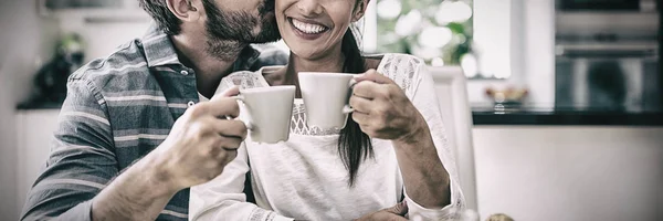 Mannen Som Kysser Kvinna Kinder Medan Äter Frukost Hemma — Stockfoto