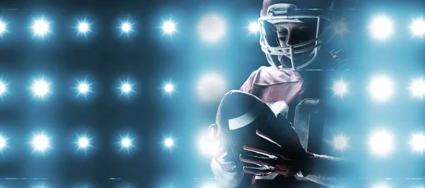 数字生成的蓝色聚光灯与美国足球运动员的形象 头盔看橄榄球 — 图库照片