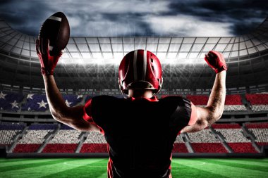 Kask ile futbol stadyumu ABD tam karşı zafer futbol taraftarları holding ayakta Amerikan futbolu oyuncusu