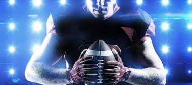 Amerikan futbolu oyuncusu rugby tutarak karşı mavi spot birçok parçalardan oluşan imge