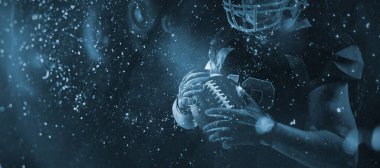 Amerikan futbolu oyuncusu rugby top tutan kask içinde grunged duvarına yakın çekim