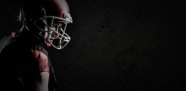 Kask kirli eski duvar arka plan ayakta Amerikan futbolu oyuncusu