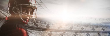 Kask, yakın çekim ayakta Amerikan futbolu oyuncusu