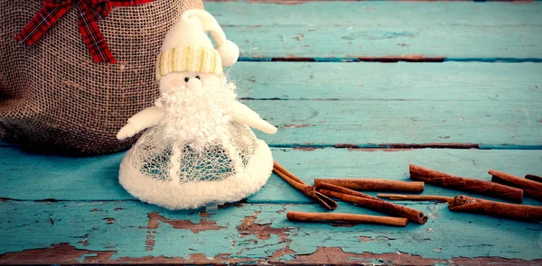 Zimtstangen Und Weihnachtsdekoration Sack Auf Holztisch Vor Weißem Hintergrund Mit — Stockfoto