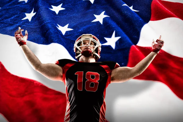 アメリカの国旗星条旗に対して腕の側に立って アメリカン フットボール プレーヤー — ストック写真