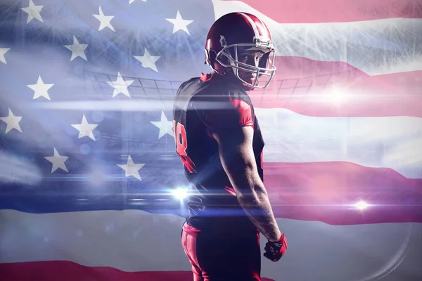 美国足球运动员戴着头盔面对美国国旗的特写镜头 — 图库照片