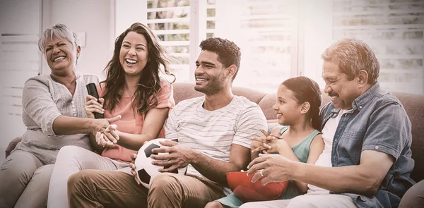Feliz Familia Multi Generación Viendo Partido Fútbol Televisión Sala Estar —  Fotos de Stock