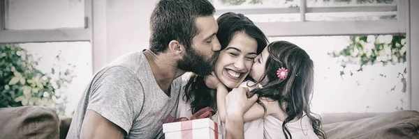 Mère Heureuse Recevant Cadeau Son Mari Fille Dans Salon — Photo