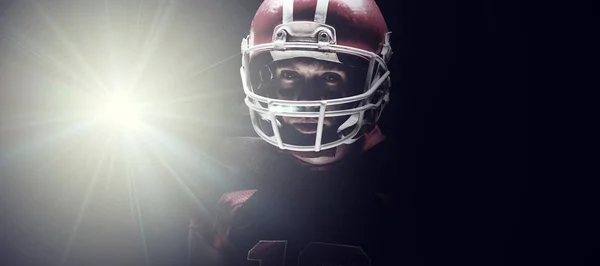 Verlichte Licht Tegen American Football Speler Permanent Met Rugby Helm — Stockfoto