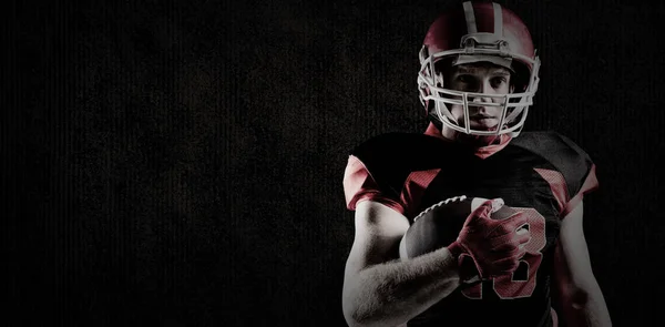 American Football Spieler Mit Helm Hält Rugby Ball Vor Braunem — Stockfoto