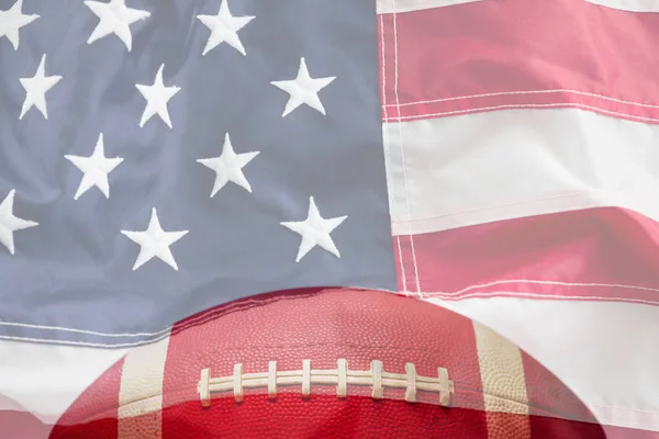Hnědá Americký Fotbal Proti Celoobvodové Americké Vlajky — Stock fotografie