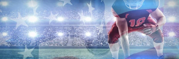 美国足球运动员在头盔采取位置对美国国旗的特写镜头 — 图库照片
