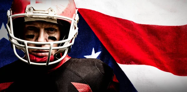 Bir Amerikan Bayrağı Close Karşı Kask Ayakta Amerikan Futbolu Oyuncusu — Stok fotoğraf