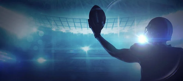 美国足球运动员戴头盔拿着橄榄球对美国足球场 — 图库照片