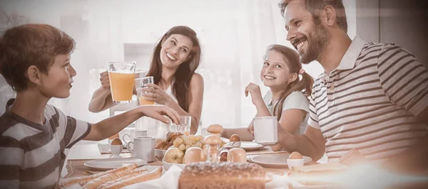 Šťastná Rodina Snídá Doma — Stock fotografie