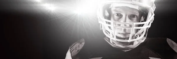 聚光灯对戴头盔的美国足球运动员 — 图库照片