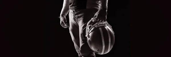 美国足球运动员带着头盔站着的中段 — 图库照片