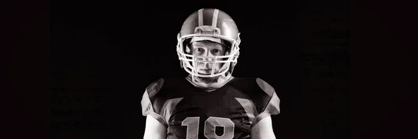 ヘルメットのアメリカン フットボール プレーヤーの肖像画 — ストック写真