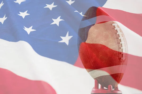 Nahaufnahme Des American Football Beim Abschlag Gegen Die Amerikanische Flagge — Stockfoto