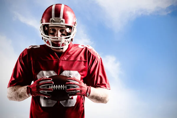 Jugador Fútbol Americano Pie Con Casco Rugby Pelota Contra Cielo — Foto de Stock