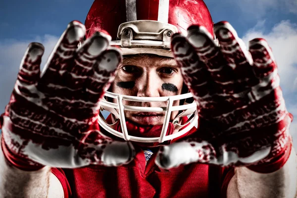 Jugador Fútbol Americano Casco Gesto Contra Cielo Azul Con Nubes — Foto de Stock