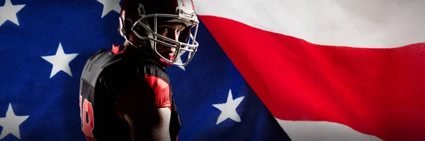 Bir Amerikan Bayrağı Close Karşı Kask Ayakta Amerikan Futbolu Oyuncusu — Stok fotoğraf