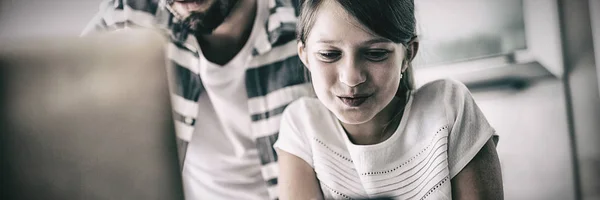 Far Och Dotter Med Laptop Och Mobiltelefon Vardagsrummet Hemma — Stockfoto