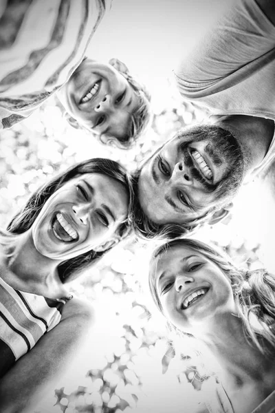 Família Sorridente Formando Aconchego Contra Céu — Fotografia de Stock