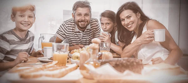 Retrato Familia Feliz Desayunando Juntos Casa — Foto de Stock