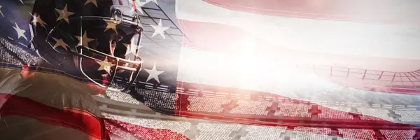 American Football Spieler Mit Helm Gegen Nahaufnahme Einer Amerikanischen Flagge — Stockfoto