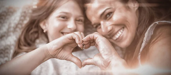 Mère Fille Forme Cœur Avec Les Mains Allongées Sur Lit — Photo