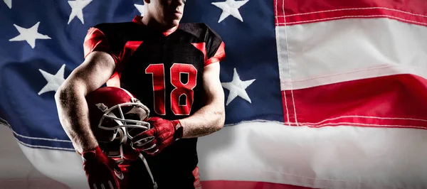 Amerikansk Fotboll Spelare Håller Rugby Hjälm Mot Fullformat Amerikanska Flaggan — Stockfoto