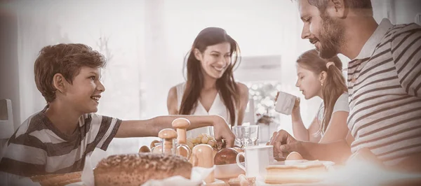 Familia Feliz Desayunando Casa —  Fotos de Stock
