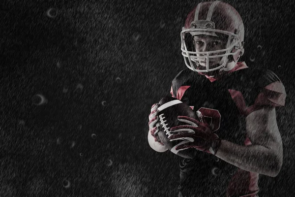 American Football Spieler Mit Helm Hält Rugby Ball Gegen Vollbild — Stockfoto