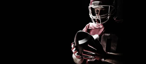 Primer Plano Del Jugador Fútbol Americano Con Casco Mirando Pelota — Foto de Stock